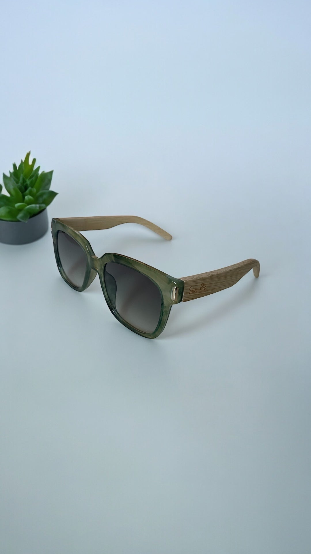 ECO-CHIC - LUNETTES DE SOLEIL EN BAMBOU VERT